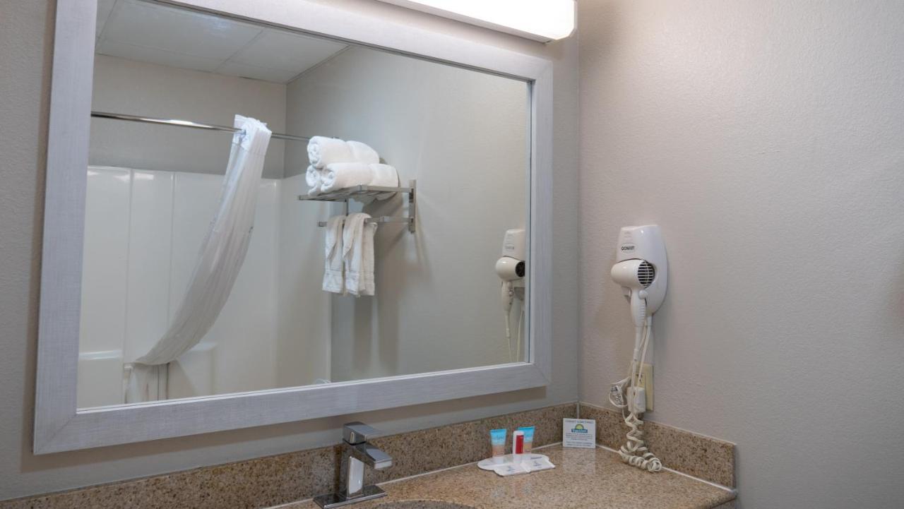 Days Inn&Suites by Wyndham Savannah North I-95 Port Wentworth Bagian luar foto