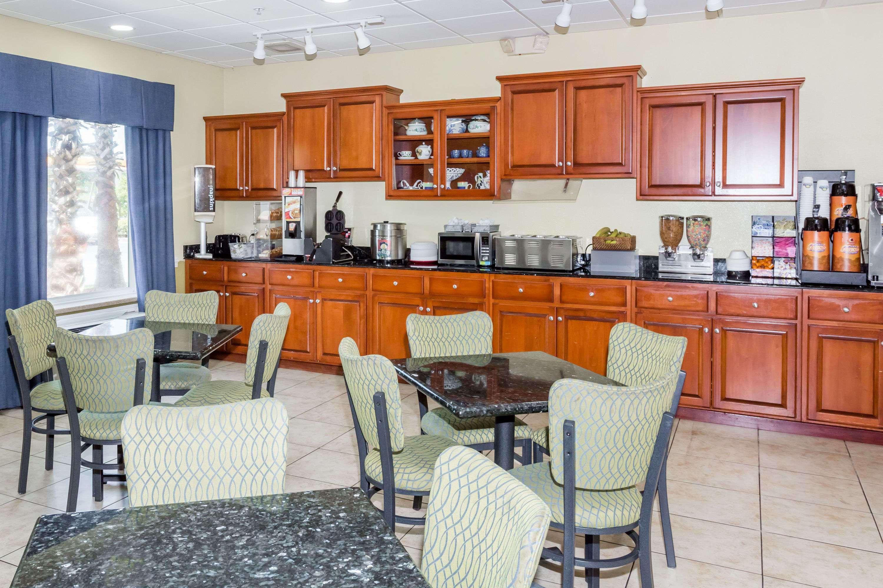 Days Inn&Suites by Wyndham Savannah North I-95 Port Wentworth Bagian luar foto